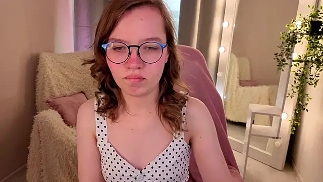 LiaBroock online show from July 28, 3:32 pm