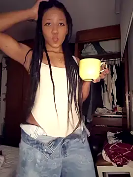 Laurakail wan online show from July 30, 7:20 am