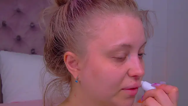 MyrHilton online show from August 1, 3:19 am