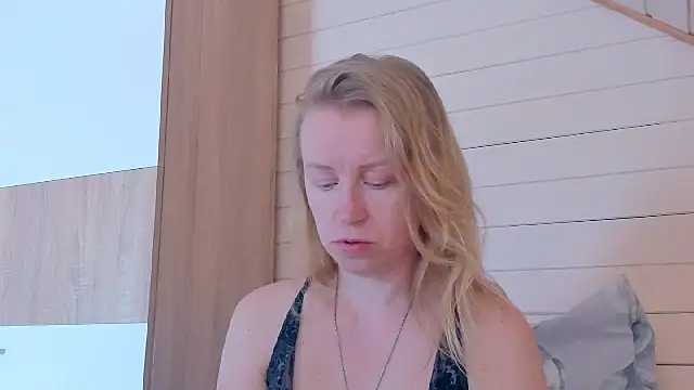 I AM MILF online show from June 8, 6:58 am
