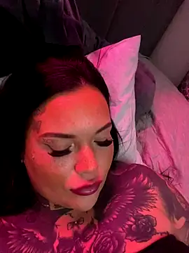 Snapshot of _MelinaCurves_ chatting on October 19, 2:02 am  MelinaCurves  online show from October 19, 2:02 am