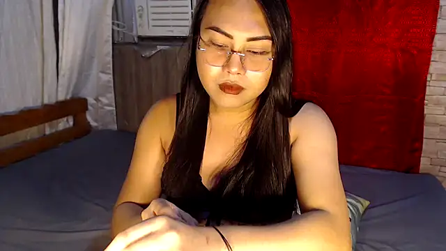 Snapshot of Cumshooterqueen chatting on December 17, 1:59 pm Cumshooterqueen online show from December 17, 1:59 pm