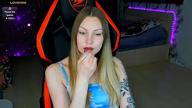 BiMolly online show from April 17, 1:13 pm