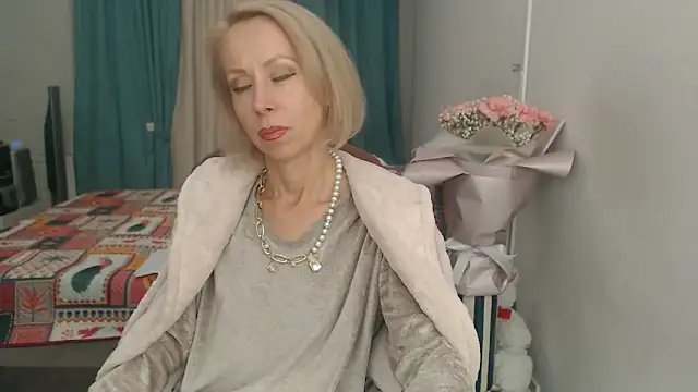 Snapshot of LuxuryNika chatting on October 2, 6:35 pm LuxuryNika online show from October 2, 6:35 pm