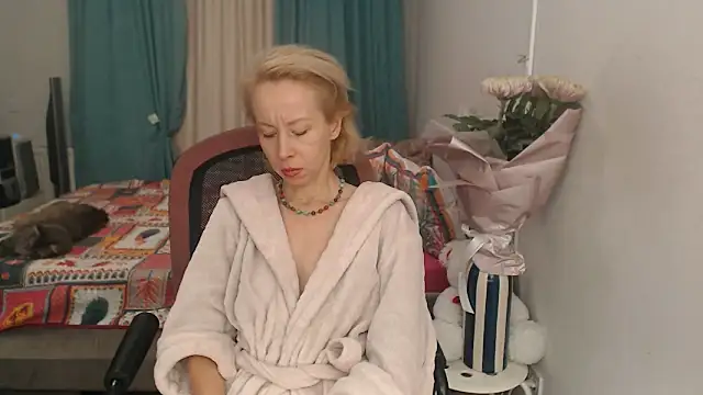 Snapshot of LuxuryNika chatting on October 18, 6:42 pm LuxuryNika online show from October 18, 6:42 pm