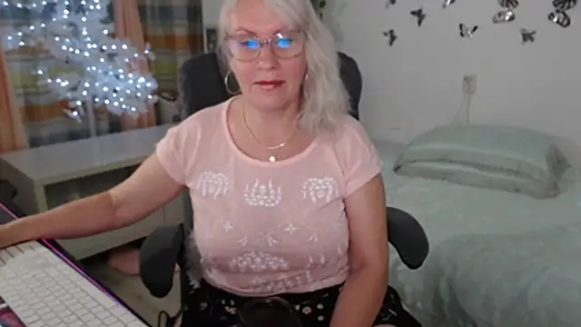 Ghertrude52 online show from June 19, 4:17 am