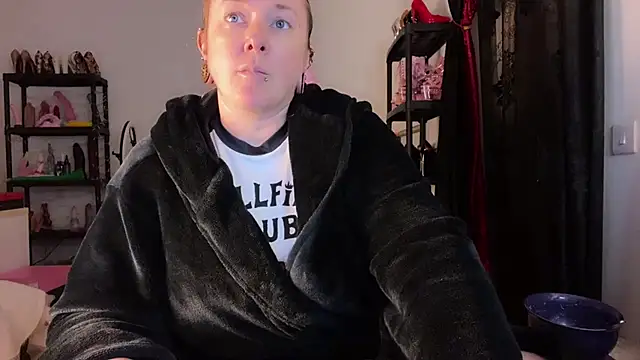 kisicaxx online show from November 27, 6:44 pm