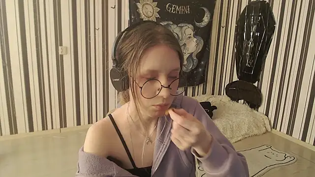  Hanna Moon  online show from November 4, 12:10 pm