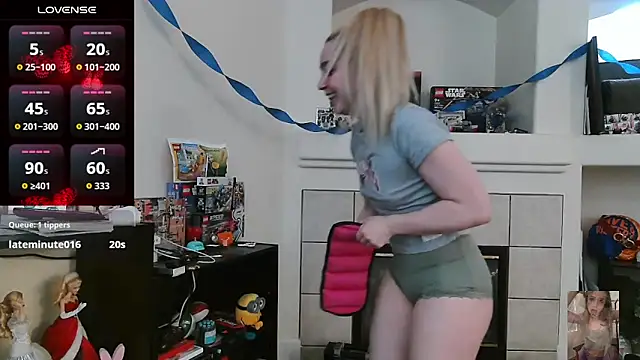 Blondiewithanass online show from May 31, 6:42 pm