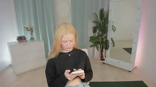 Laly Peach online show from June 16, 11:55 am