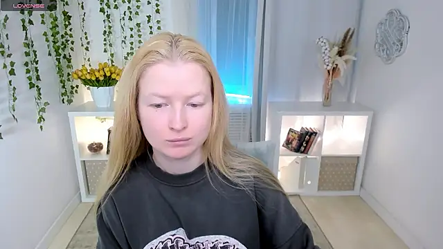 Laly Peach online show from March 21, 6:51 am