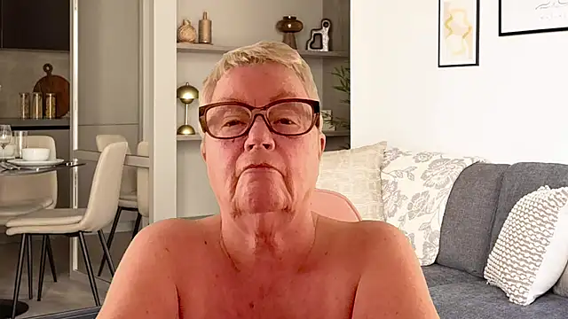 GrannyChrissy68 online show from April 5, 11:04 pm