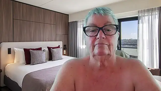 GrannyChrissy68 online show from May 20, 2:58 pm