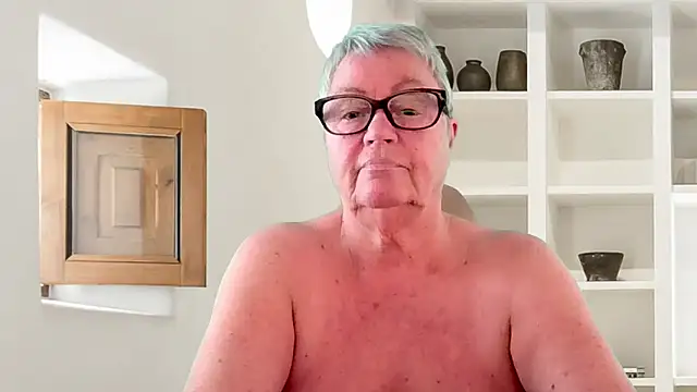 GrannyChrissy68 online show from June 18, 3:17 pm