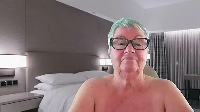 GrannyChrissy68 online show from June 9, 10:20 pm