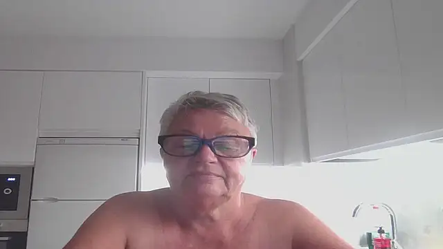 GrannyChrissy68 online show from October 14, 10:45 pm