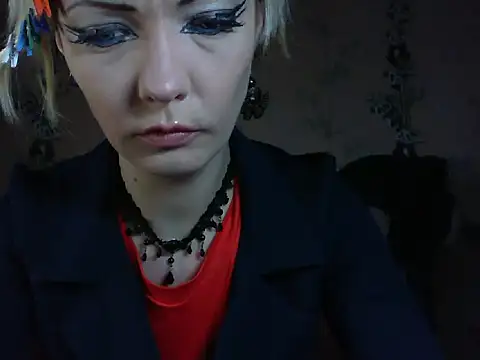 WildMissNiks online show from April 4, 8:35 am