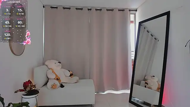 roxie gates  online show from October 31, 8:02 pm