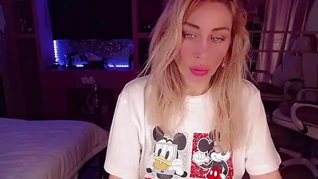 AnnieGOld  online show from October 26, 11:44 pm