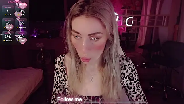 AnnieGOld  online show from March 28, 11:25 pm