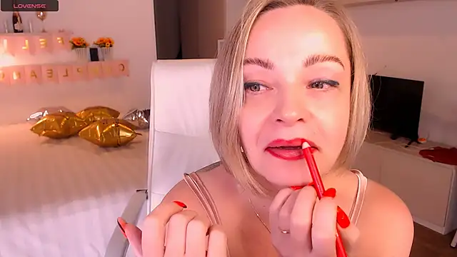 Tilly Eliot online show from November 8, 9:20 pm