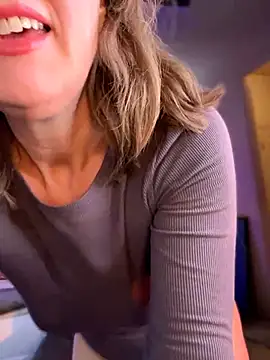 MaiseKnox online show from February 12, 10:00 pm