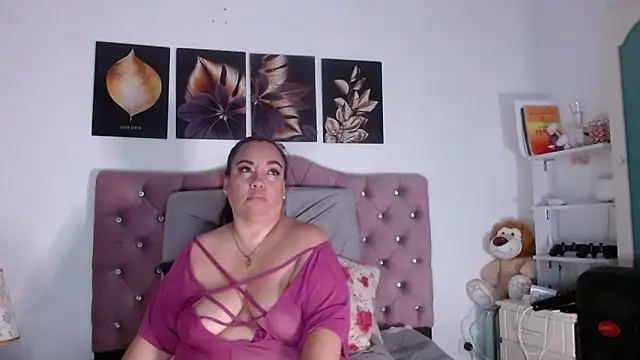 Snapshot of -helen chatting on October 21, 5:33 am -helen online show from October 21, 5:33 am