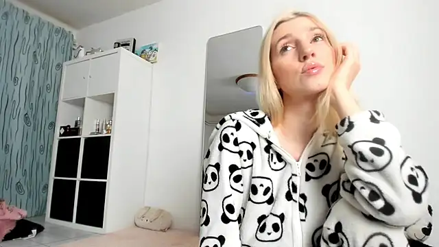 KenzieDawton online show from November 12, 4:32 am