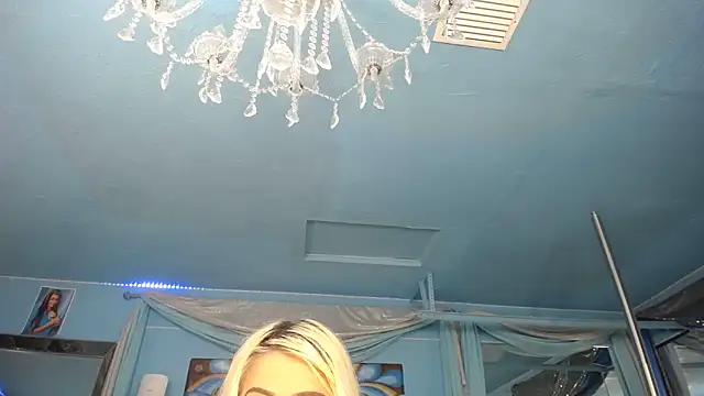 ADRIANNA FOX online show from April 3, 6:11 am