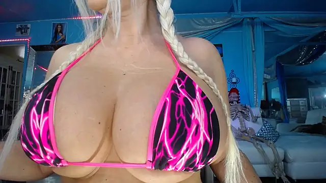 ADRIANNA FOX online show from December 19, 5:05 pm