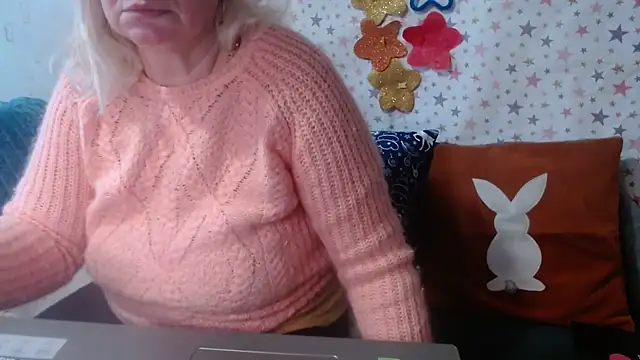 QueenLana online show from December 15, 11:15 am