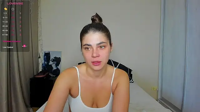 Snapshot of Bella_Foryou chatting on September 14, 1:25 am Bella Foryou online show from September 14, 1:25 am