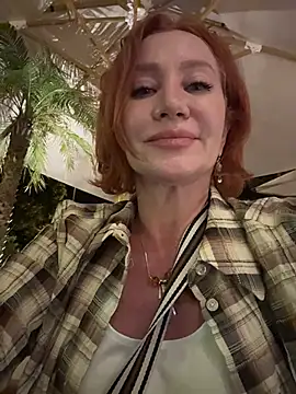 Jullia Moor online show from June 6, 8:15 pm