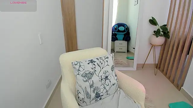 Katysmith26 online show from April 12, 6:11 pm