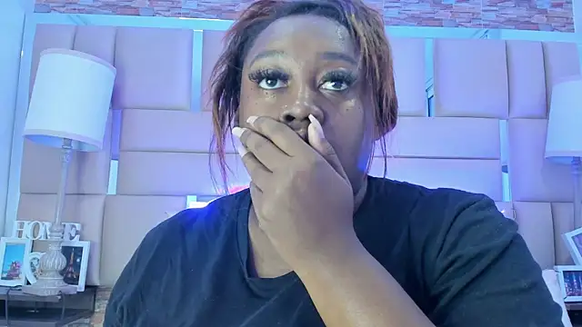 ShaniaBrownn online show from October 28, 7:41 pm