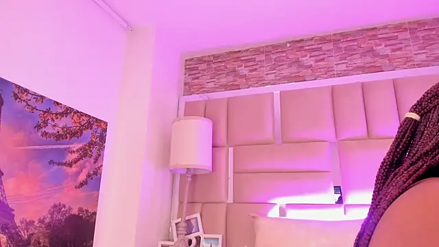 ShaniaBrownn online show from May 12, 7:53 pm