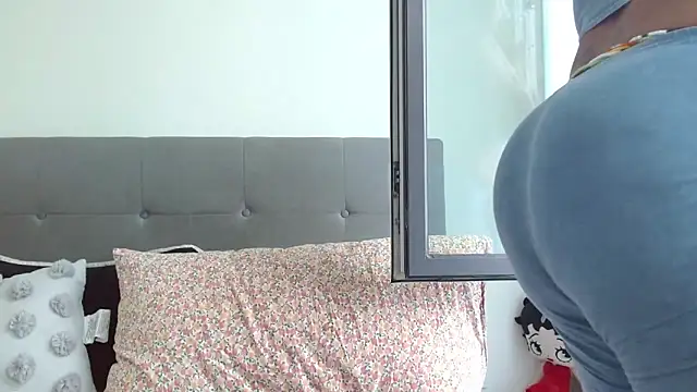 MSweetLindaParks online show from April 20, 7:28 pm