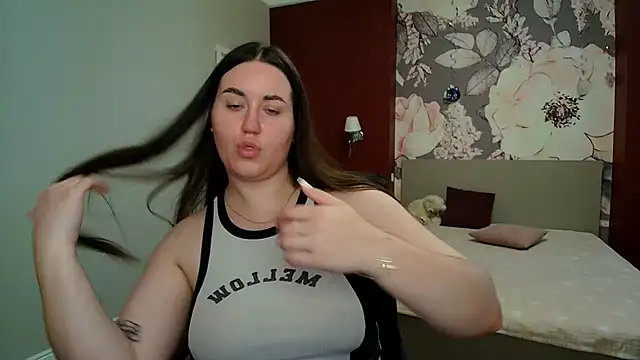 Roxie Bradley online show from July 16, 6:51 am