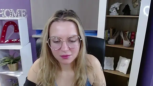 Zoey Erotic online show from November 21, 6:37 am