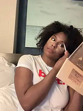 CandyLuxxxx online show from April 5, 3:27 am