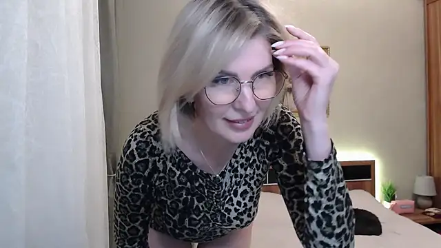 sensualEmilia online show from April 12, 8:33 pm