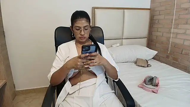 sara2520 online show from April 18, 11:59 pm