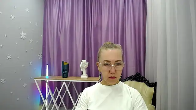 Snapshot of queen_a_n_i chatting on September 19, 8:57 am queen a n i online show from September 19, 8:57 am