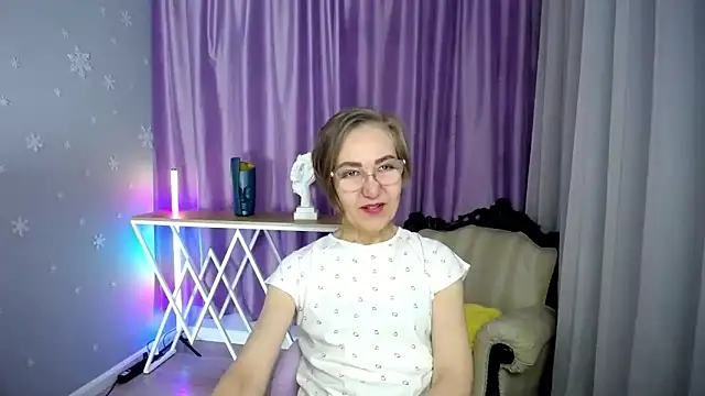 Snapshot of queen_a_n_i chatting on October 19, 10:06 am queen a n i online show from October 19, 10:06 am