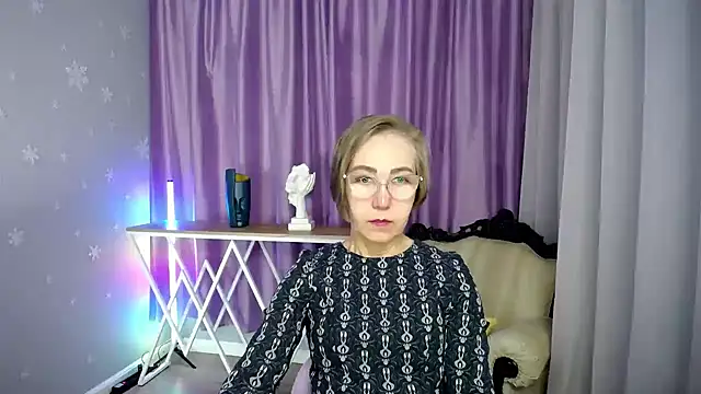 Snapshot of queen_a_n_i chatting on October 14, 12:30 pm queen a n i online show from October 14, 12:30 pm