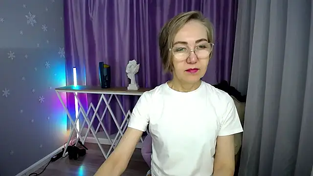 Snapshot of queen_a_n_i chatting on October 17, 7:22 am queen a n i online show from October 17, 7:22 am