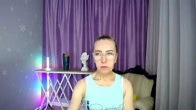 Snapshot of queen_a_n_i chatting on September 13, 10:34 am queen a n i online show from September 13, 10:34 am