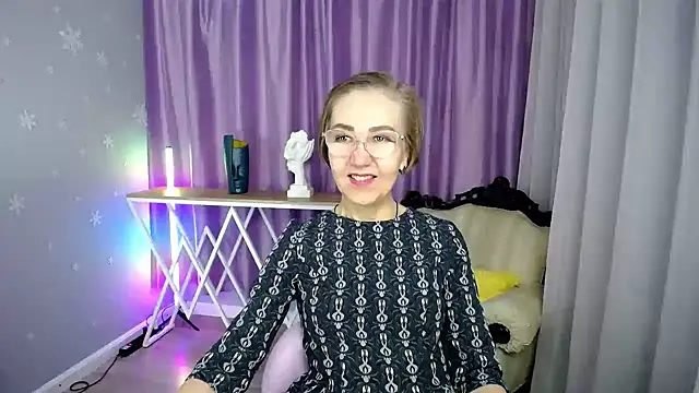 Snapshot of queen_a_n_i chatting on October 6, 9:15 am queen a n i online show from October 6, 9:15 am