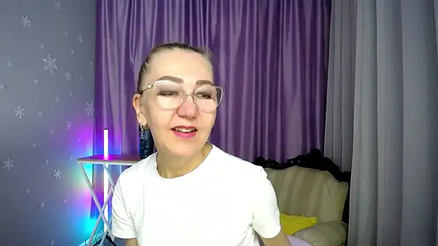 Snapshot of queen_a_n_i chatting on September 21, 11:20 am queen a n i online show from September 21, 11:20 am