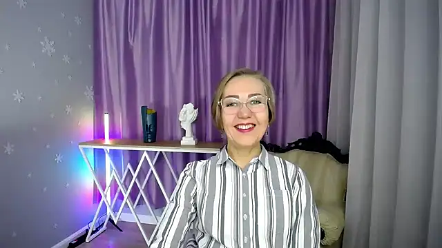 Snapshot of queen_a_n_i chatting on October 11, 10:20 am queen a n i online show from October 11, 10:20 am